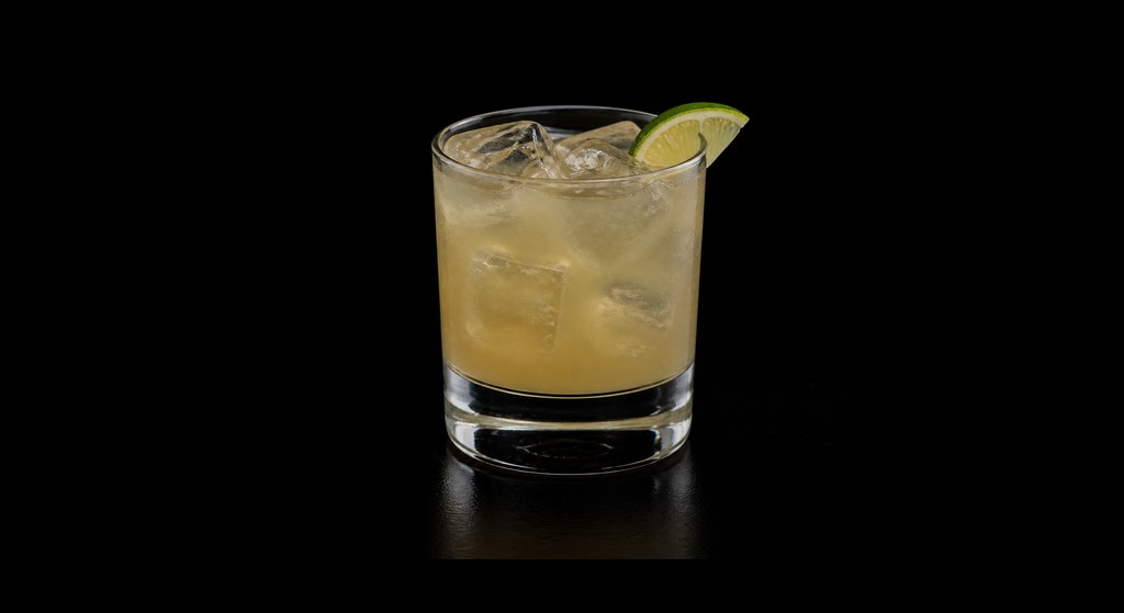 Avenue San Martin cocktail on a dark studio background