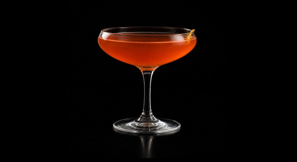 Avion de Papel cocktail on a dark studio background