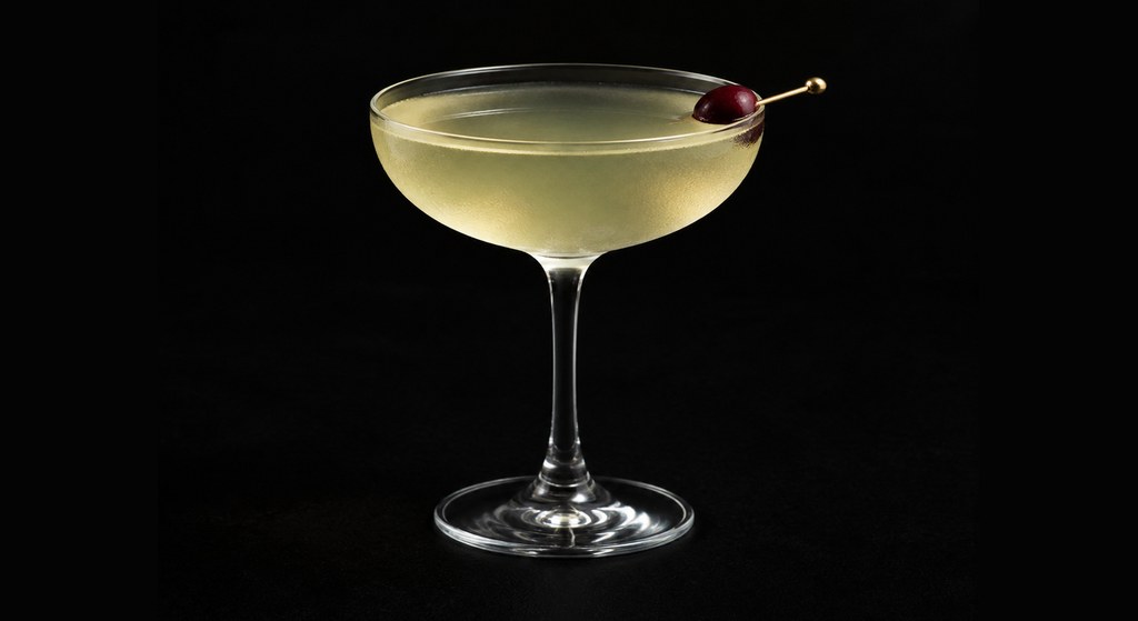 Bronx Terrace Cocktail cocktail on a dark studio background