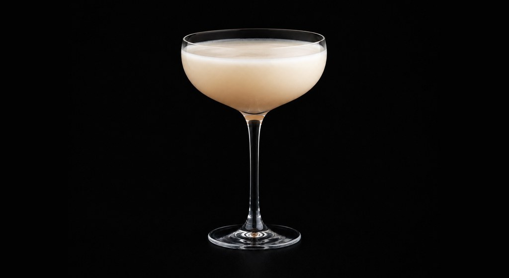 Bruxa Irmã Seis Batida cocktail on a dark studio background