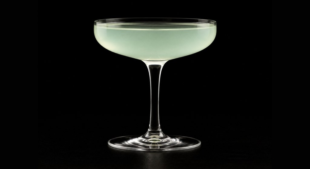 Caruso cocktail on a dark studio background