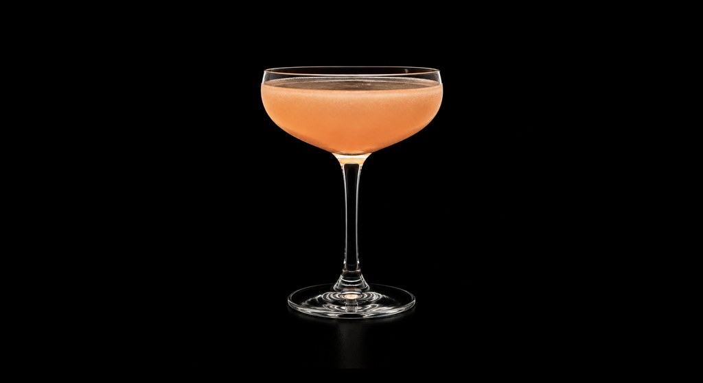 Champagne Daisy cocktail on a dark studio background