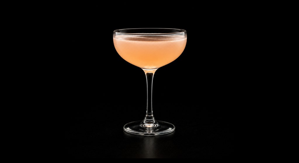 Da Hora cocktail on a dark studio background