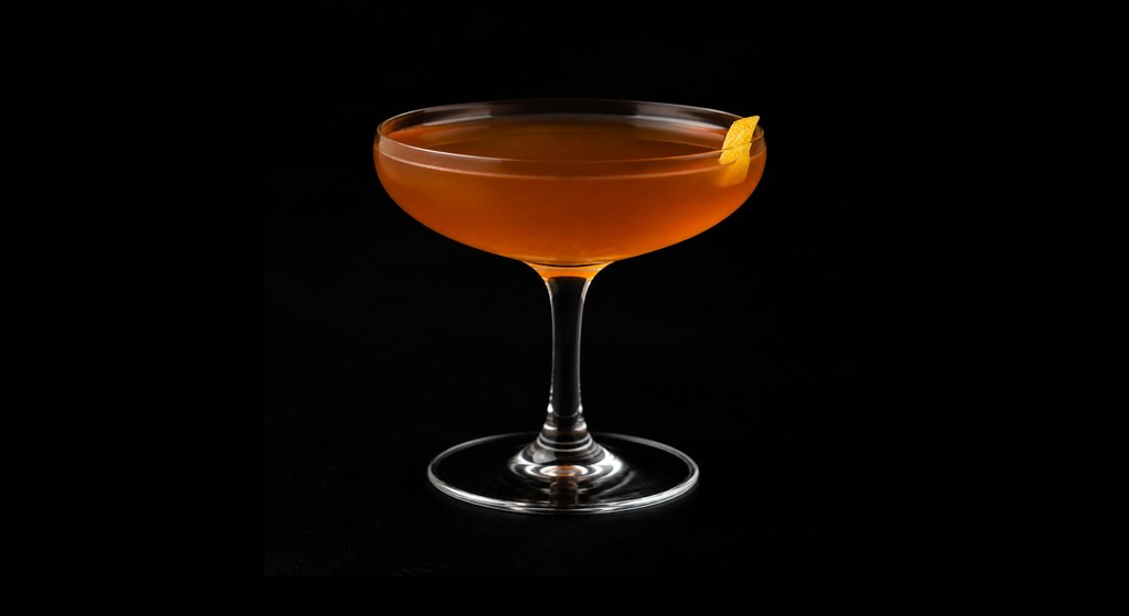 El Avioncito cocktail on a dark studio background