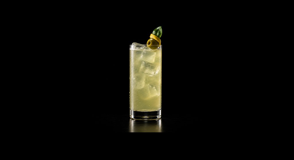 El Puente cocktail on a dark studio background