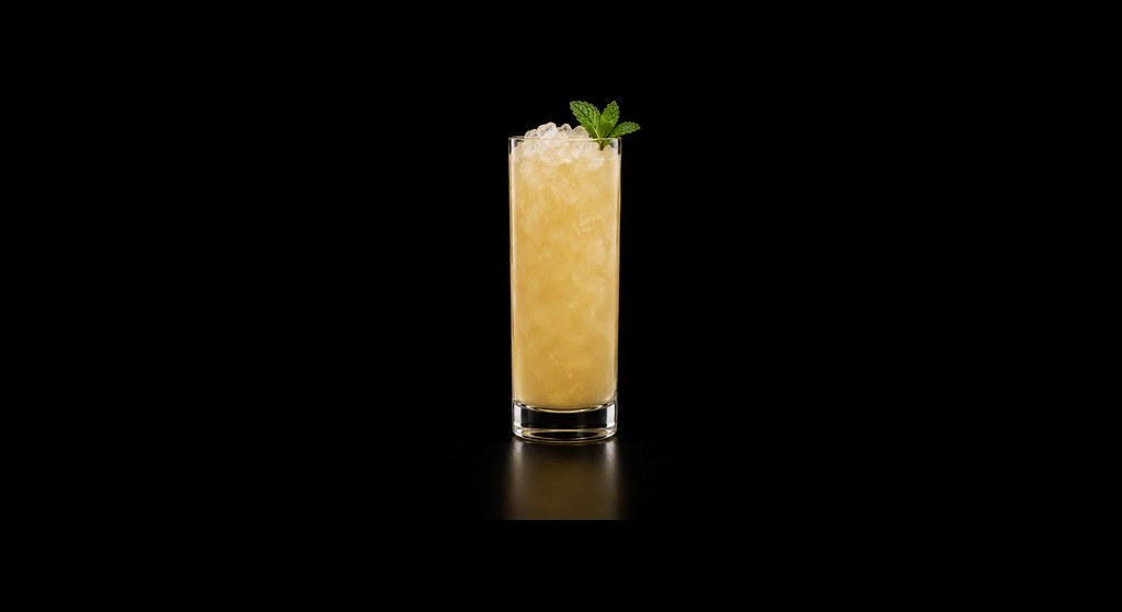 El Ritmo cocktail on a dark studio background