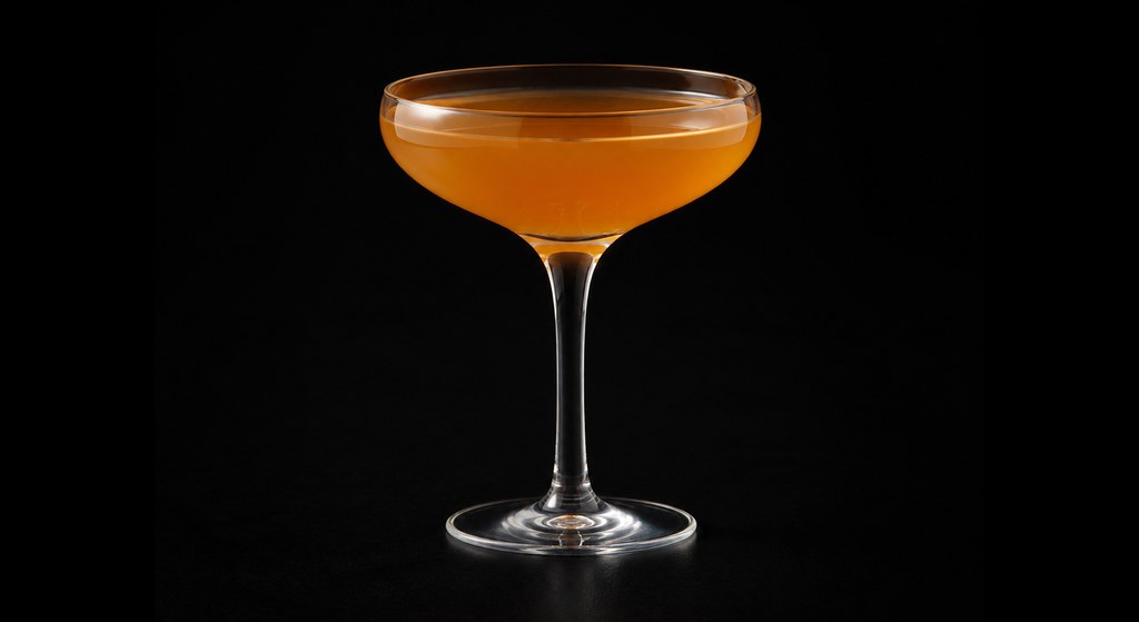 Flor de Jerez cocktail on a dark studio background