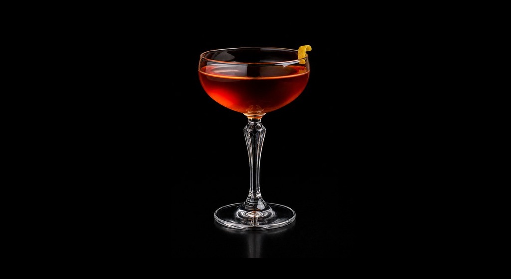Froupe Cocktail cocktail on a dark studio background