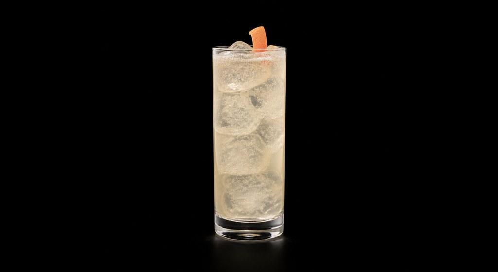 Fumata Bianca cocktail on a dark studio background