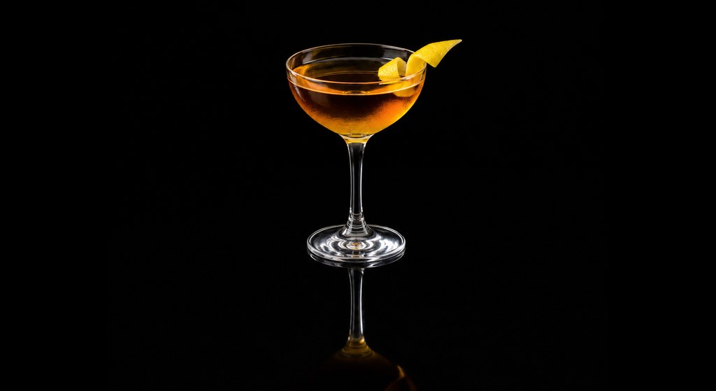 Gin & It cocktail on a dark studio background