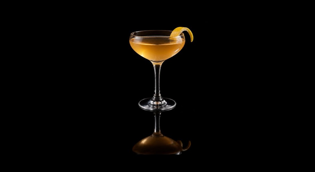 Hardy Grunter cocktail on a dark studio background