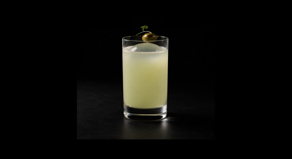 Hijuelo cocktail on a dark studio background