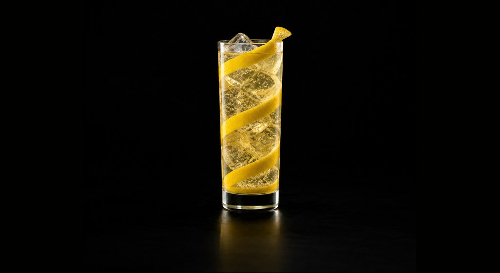 Horse’s Neck cocktail on a dark studio background