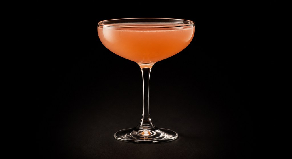 Isla de Piño cocktail on a dark studio background
