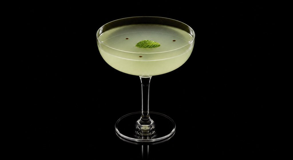 Juliet & Romeo cocktail on a dark studio background