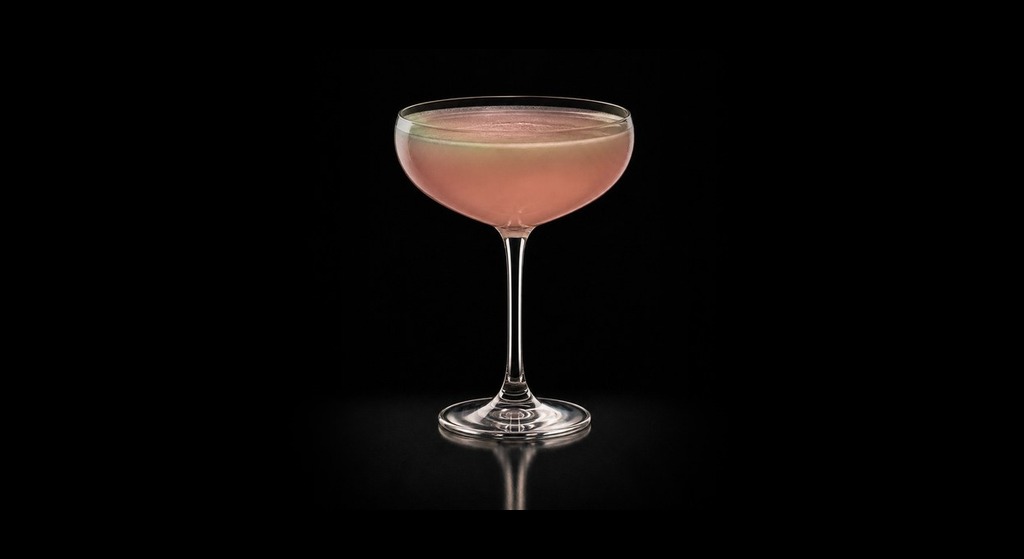 Juniperotivo cocktail on a dark studio background
