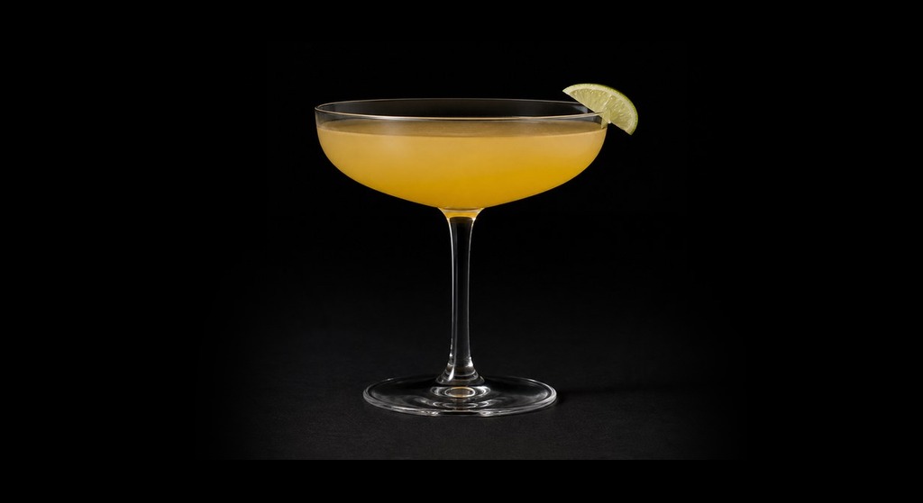 La Luz cocktail on a dark studio background
