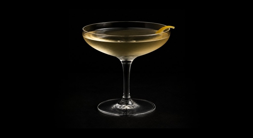 La Perla cocktail on a dark studio background