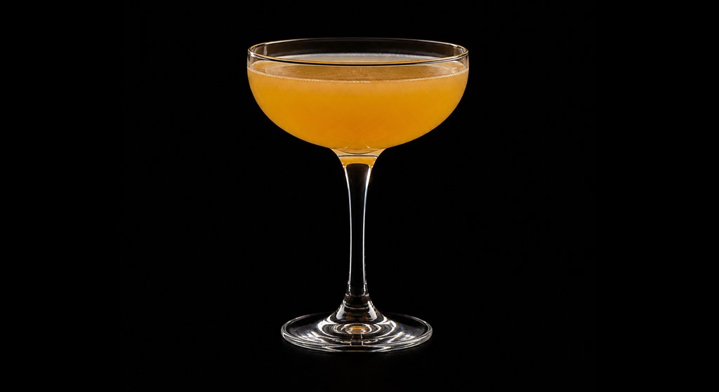 La Vita Dulce cocktail on a dark studio background