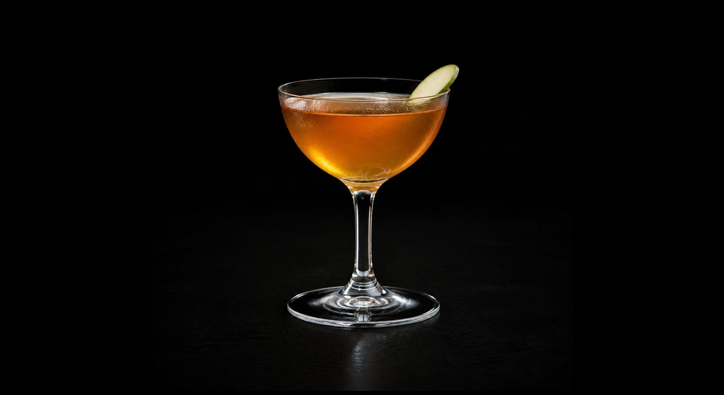 Les Verts Monts cocktail on a dark studio background