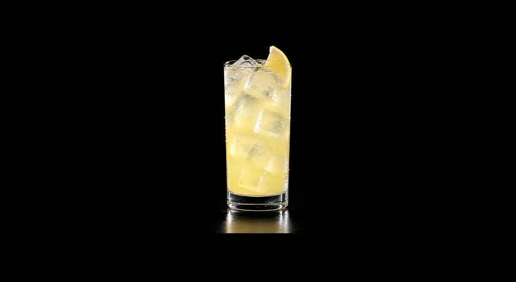 Limónade cocktail on a dark studio background