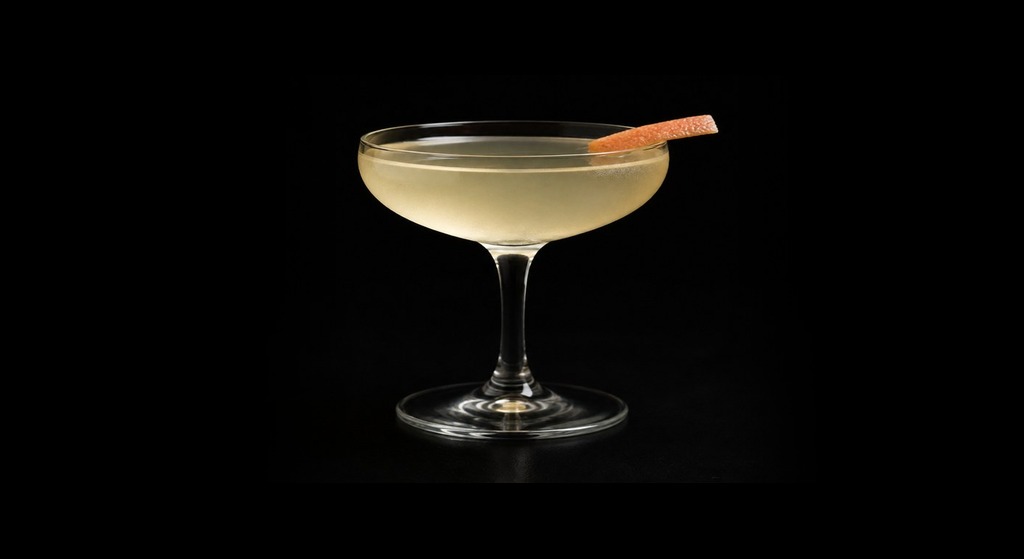 London Calling cocktail on a dark studio background