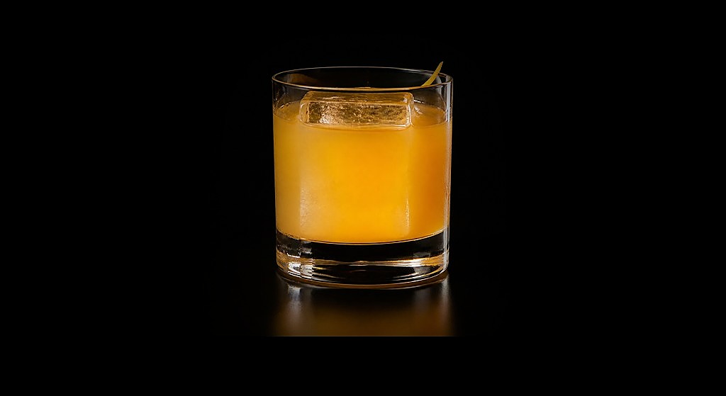 Me, Myself & I cocktail on a dark studio background