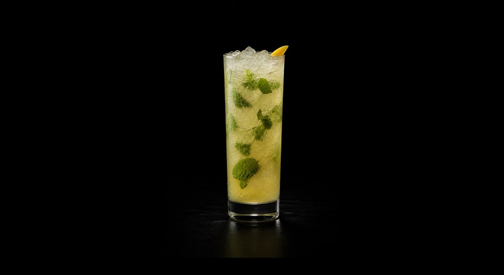 Mónica's Mango Mojito cocktail on a dark studio background