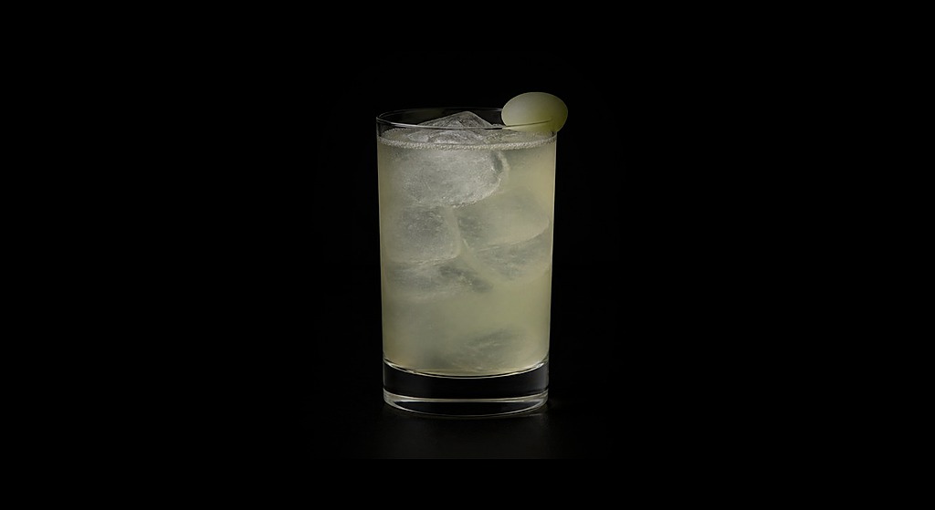 No Man's Land cocktail on a dark studio background