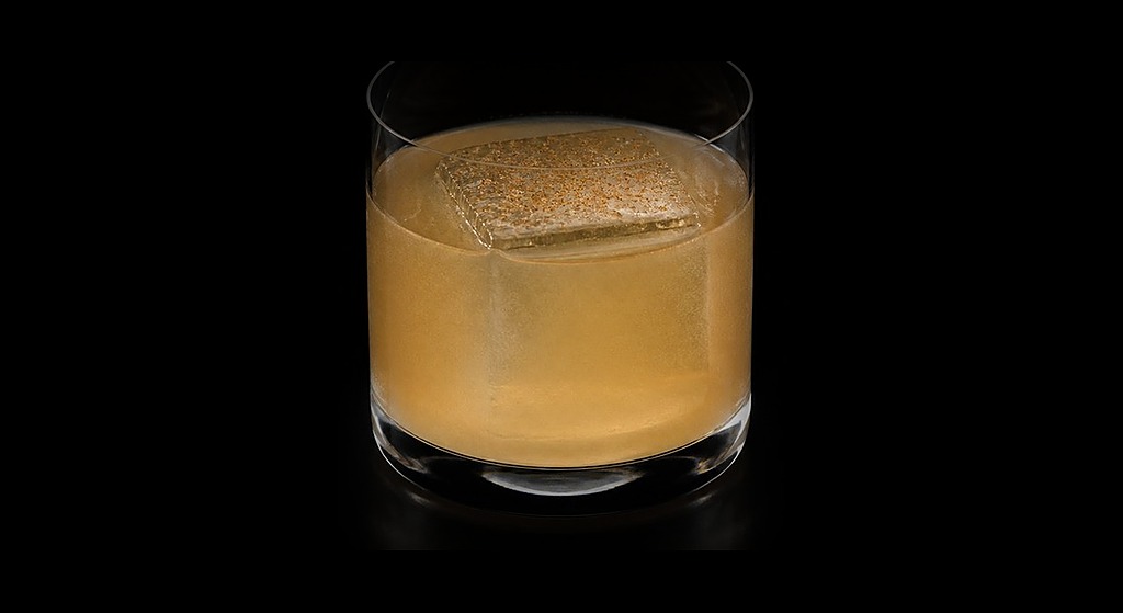 Pack My Suitcase cocktail on a dark studio background