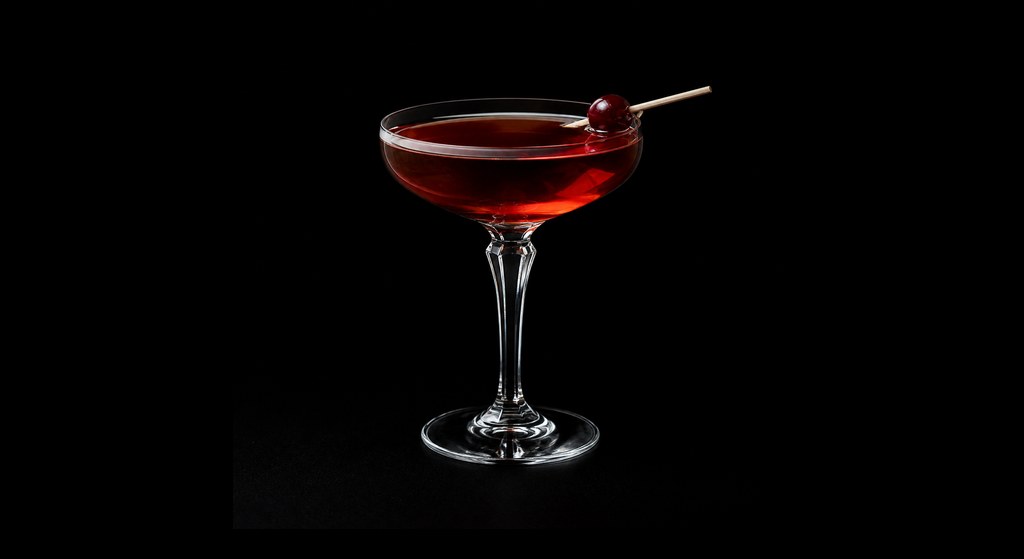 Piccola Italia cocktail on a dark studio background