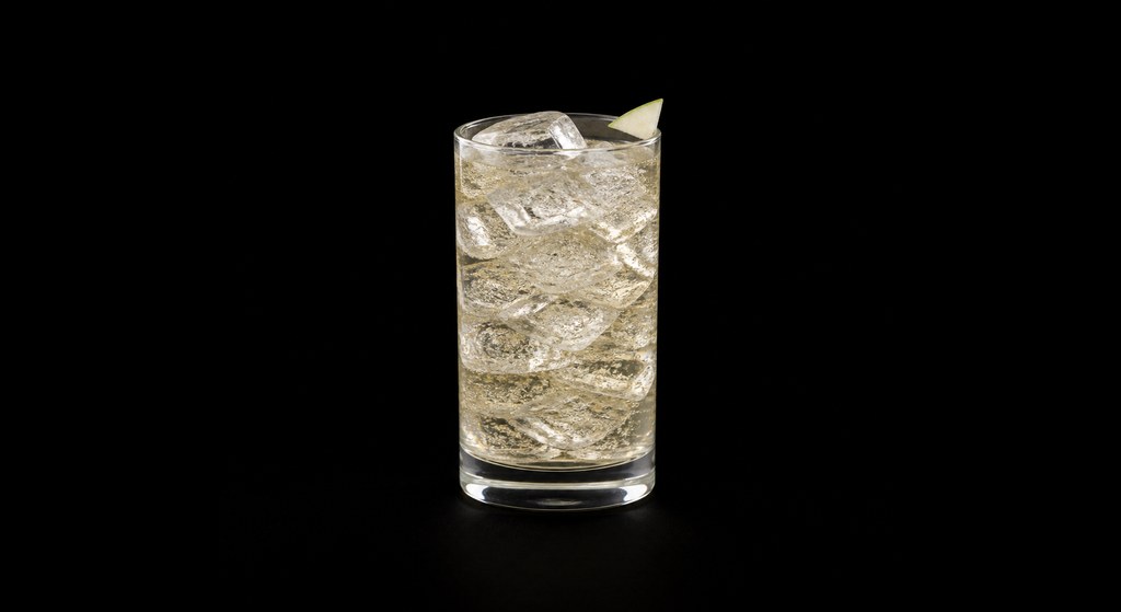 Pomme et Sureau cocktail on a dark studio background