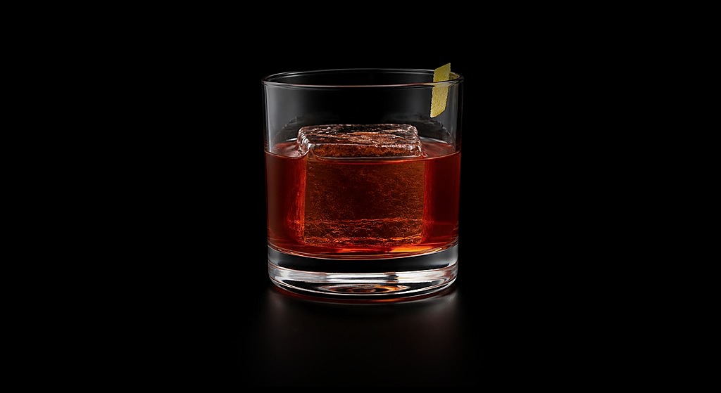 Pres du Quai cocktail on a dark studio background
