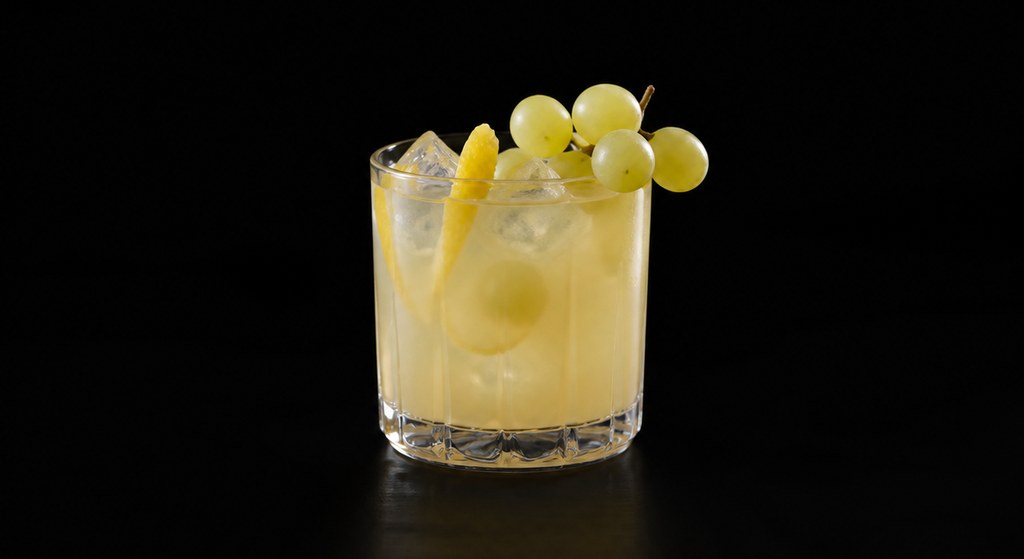 Ve.N.To cocktail on a dark studio background